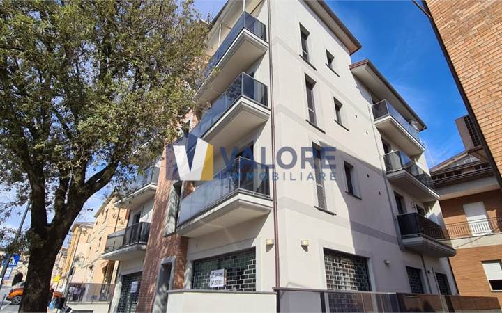 Commercial Premises / Showrooms for rent in Todi