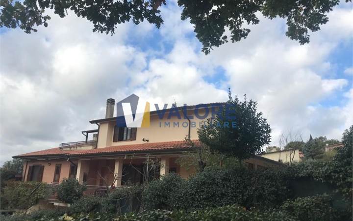 VILLA BIFAMILIARE CON AMPIO GIARDINO ESCLUSIVO