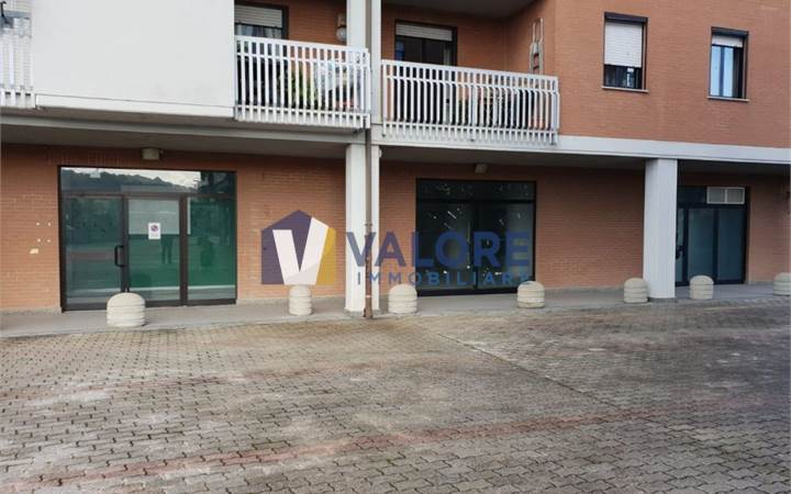 Commercial Premises / Showrooms for sale in Todi