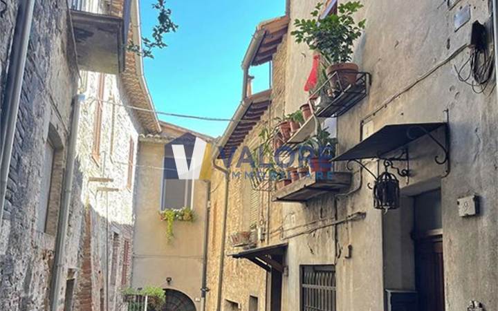 TODI - CENTRO STORICO: AFFASCINANTE CIELO-TERRA CON DOPPIO INGRESSO