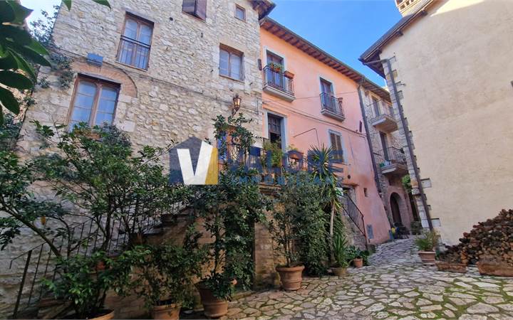 MASSA MARTANA - VILLA SAN FAUSTINO: CARATTERISTICO CIELOTERRA IN CENTRO STORICO