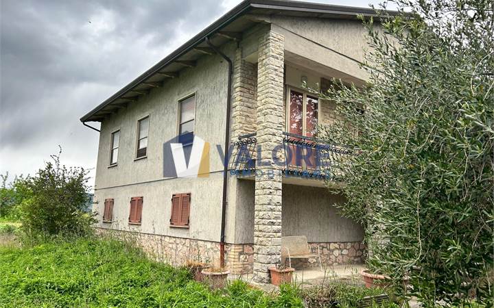 CASA INDIPENDENTE CON GIARDINO ESCLUSIVO E TERRENO