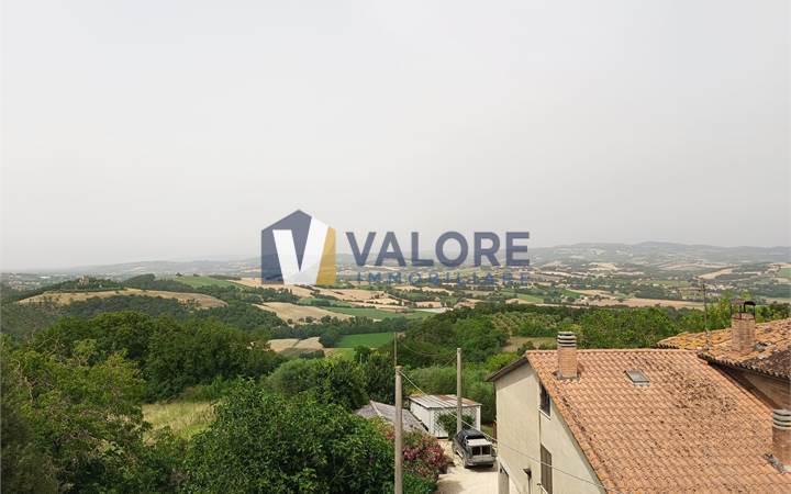 TODI - PORZIONE DI CASA COLONICA CON TERRENO