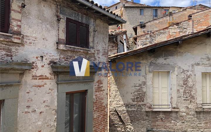 TODI – CENTRO STORICO: LUMINOSO APPARTAMENTO IN VENDITA