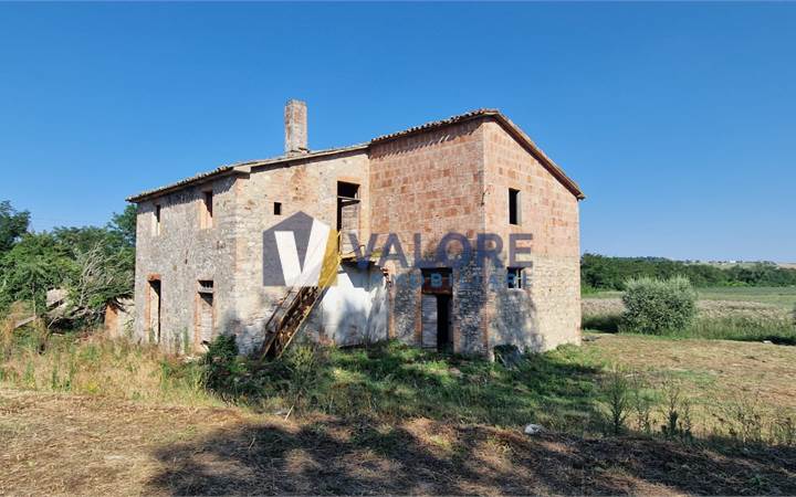 PROPRIETA' DA RISTRUTTURARE IN APERTA CAMPAGNA