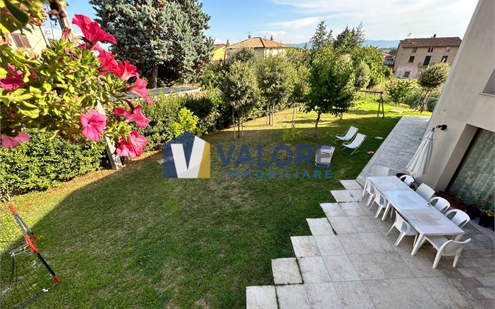 ASSISI - PALAZZO: VILLA INDIPENDENTE CON GIARDINO ESCLUSIVO