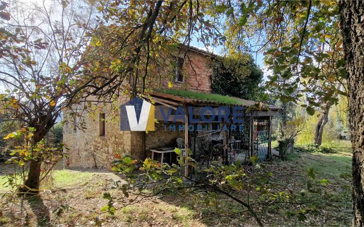 TODI - CASALE COMPLETAMENTE DA RISTRUTTURARE CON GIARDINO