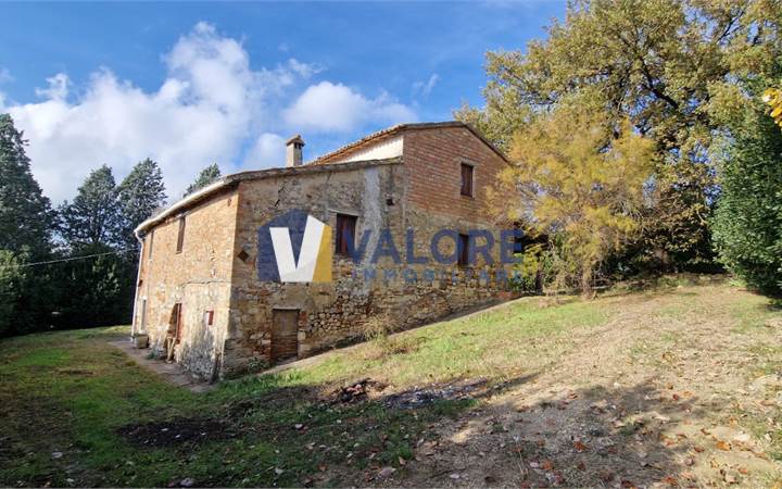 TODI - CASALE COMPLETAMENTE DA RISTRUTTURARE CON GIARDINO