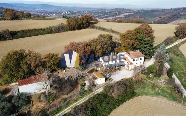 TODI – ILCI – CASALE CON TERRENO