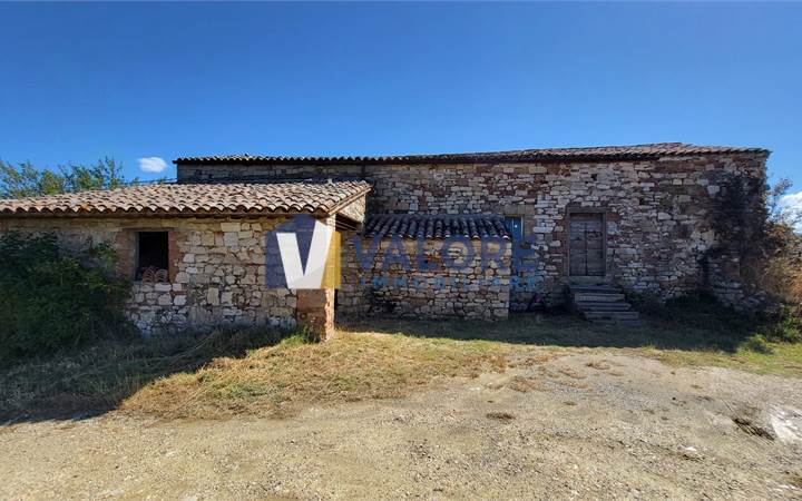 TODI – CASALE DA RISTRUTTURARE CON TERRENO