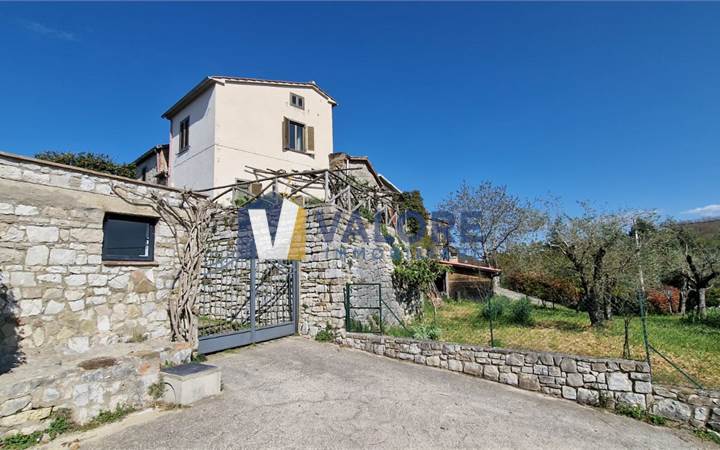 TODI  - ASPROLI: VERTICAL HOUSE WITH GARDEN 