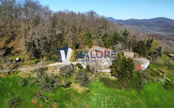 RISERVA NATURALE VAL DI FARMA - CASALE E TERRENO 