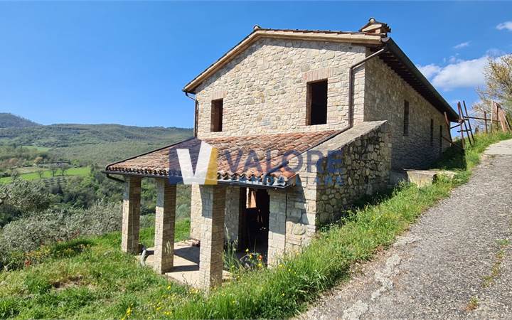 TODI - MONTEMOLINO: CASALE CON TERRENO 