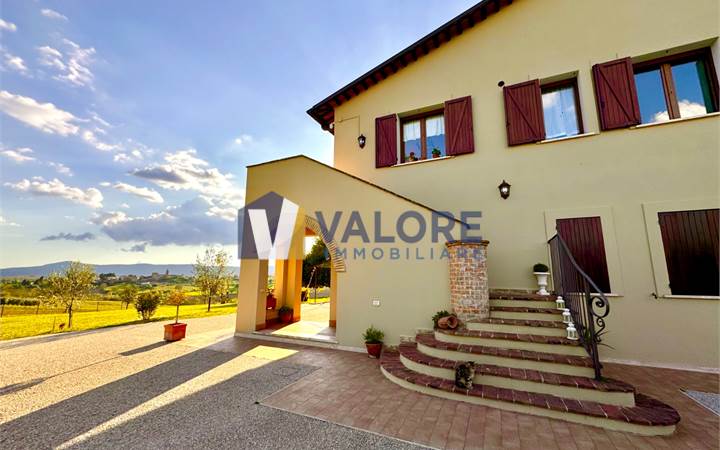 MONTECASTRILLI: CASALE CON GIARDINO ESCLUSIVO 