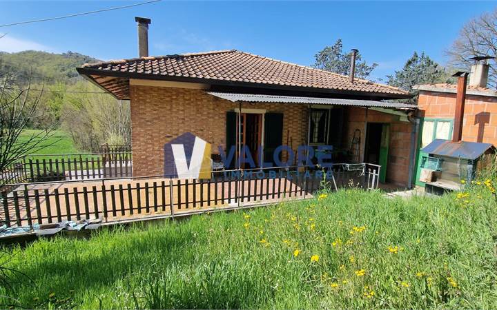 GUALDO CATTANEO: CASA SINGOLA CON TERRENO 