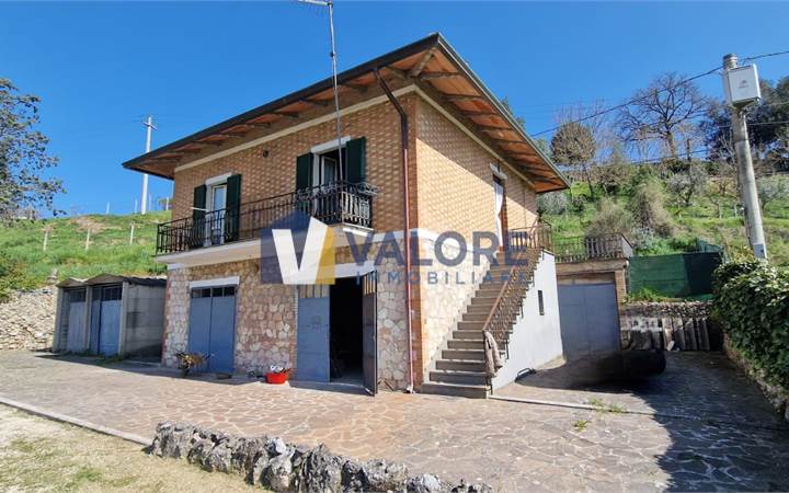 GUALDO CATTANEO: CASA SINGOLA CON TERRENO 