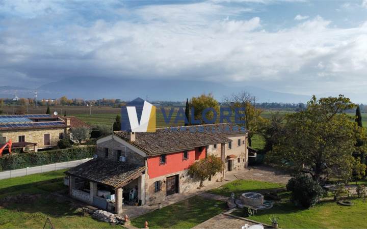 SPLENDIDO CASALE CON GIARDINO ESCLUSIVO 