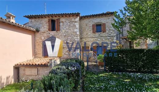TODI (ASPROLI): CASALE CON GIARDINO