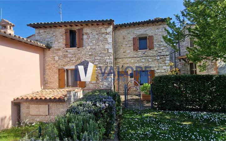 TODI (ASPROLI): CASALE CON GIARDINO