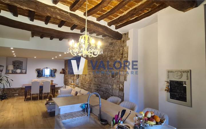 TODI (HISTORIC CENTER): RENOVATED TOWNHOUSE