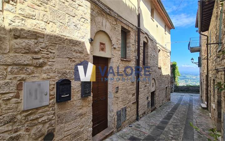 TODI (CENTRO STORICO): CIELO-TERRA RISTRUTTURATO