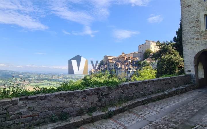 TODI - CENTRO STORICO: CIELO-TERRA RISTRUTTURATO