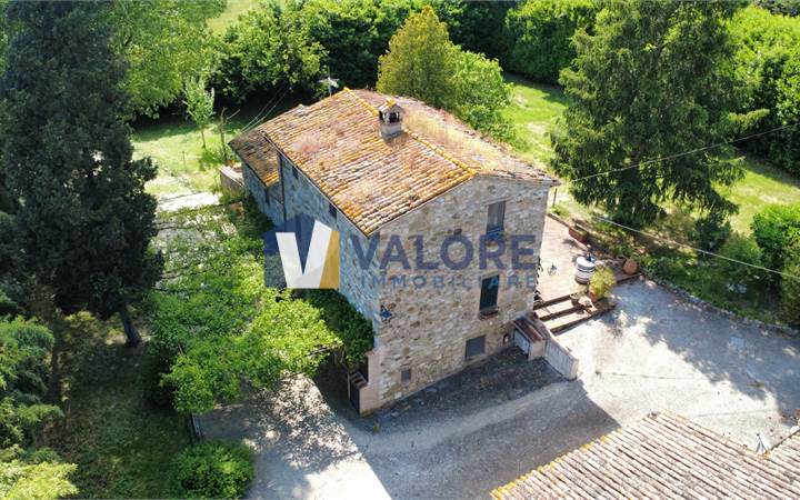 TODI: STONE VILLA WITH A LARGE GARDEN 