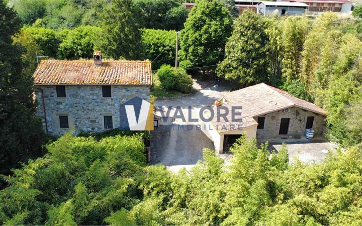 TODI: VILLA IN PIETRA CON AMPIO GIARDINO 