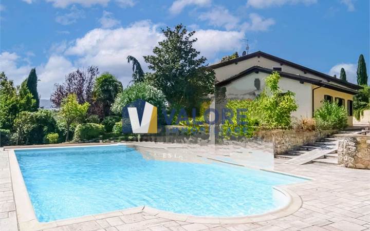 TODI - MONTELUPINO: PRESTIGIOSA VILLA PANORAMICA 