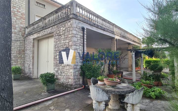 TODI - PANTALLA: VILLA INDIPENDENTE CON GIARDINO