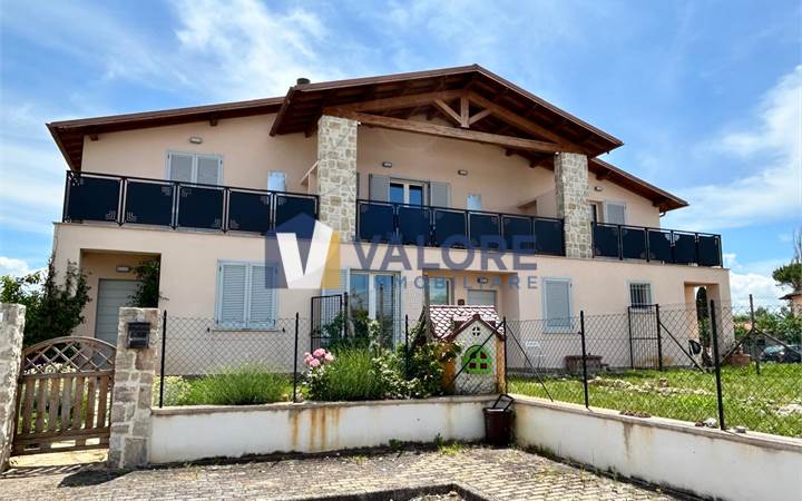 ASSISI - CASTELNUOVO:VILLA SUDDIVISA IN TRE UNITA'