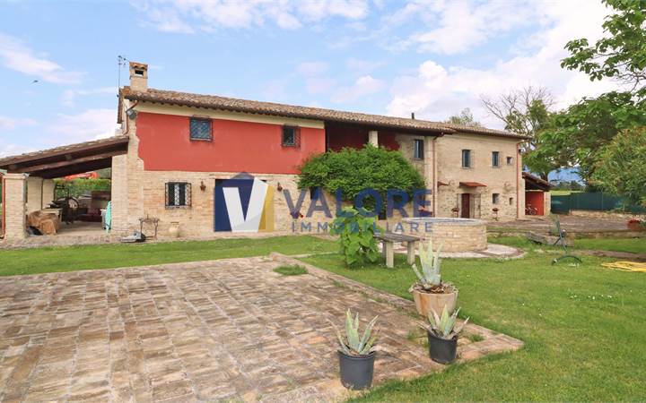 SPLENDIDO CASALE CON GIARDINO ESCLUSIVO 