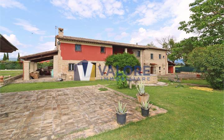 SPLENDIDO CASALE CON GIARDINO ESCLUSIVO 