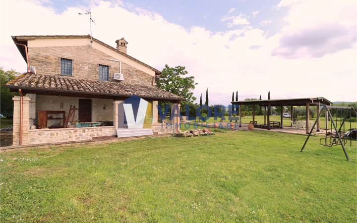 SPLENDIDO CASALE CON GIARDINO ESCLUSIVO 