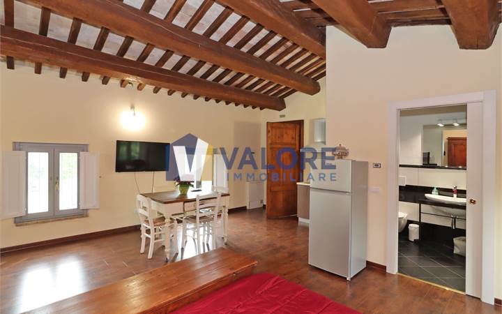 SPLENDIDO CASALE CON GIARDINO ESCLUSIVO 
