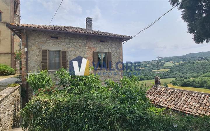 TODI (MONTEMOLINO): PORZIONE DI CASA CIELO-TERRA 