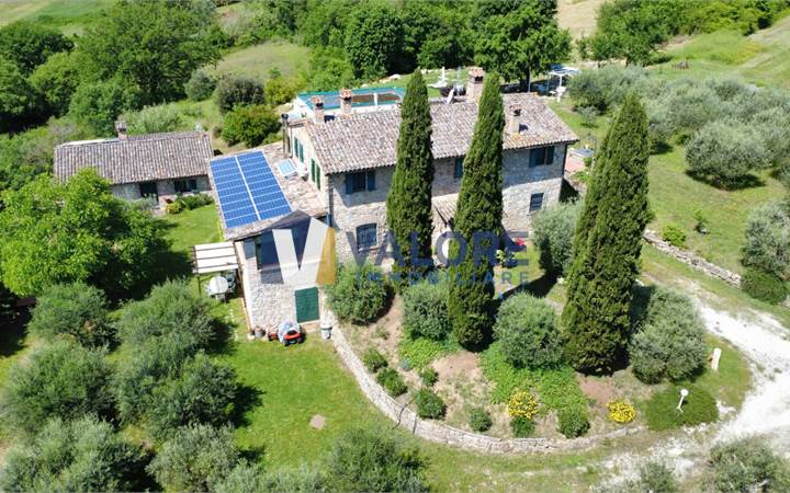 PRESTIGIOSO CASALE CON DEPENDANCE E PISCINA
