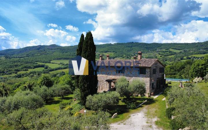 PRESTIGIOSO CASALE CON DEPENDANCE E PISCINA