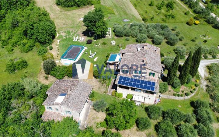 PRESTIGIOSO CASALE CON DEPENDANCE E PISCINA