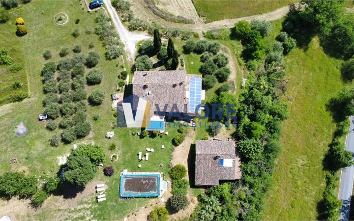 PRESTIGIOSO CASALE CON DEPENDANCE E PISCINA