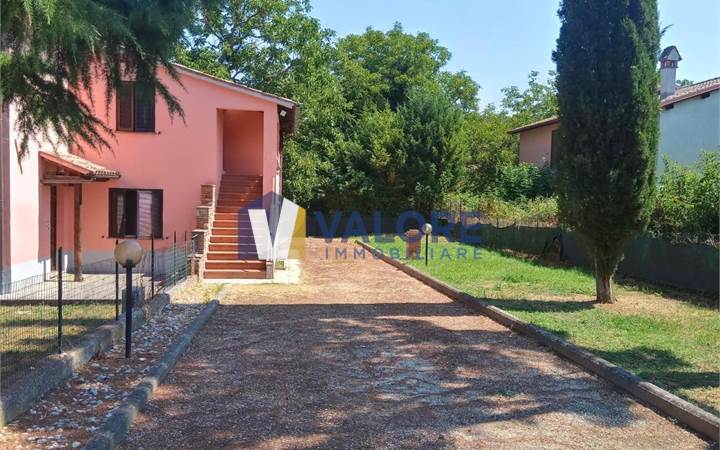 TODI - PORZIONE DI CASALE CON GIARDINO