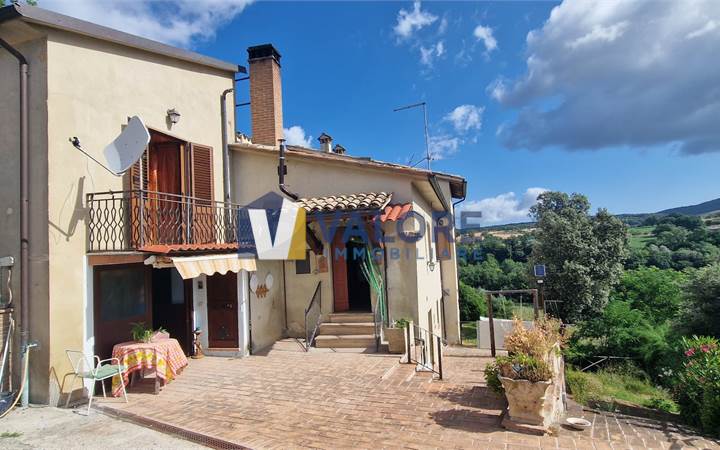MASSA MARTANA: PORZIONE DI CASALE CON CORTE ESTERNA E TERRENO 