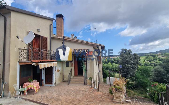 MASSA MARTANA: PORZIONE DI CASALE CON CORTE ESTERNA E TERRENO 