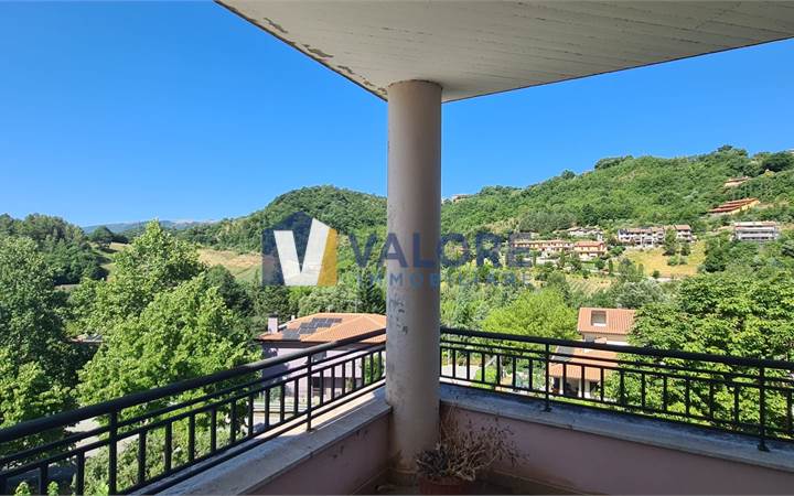 NOCERA UMBRA: APPARTAMENTO ULTIMO PIANO CON AMPIO GARAGE 