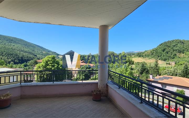 NOCERA UMBRA: APPARTAMENTO ULTIMO PIANO CON AMPIO GARAGE 