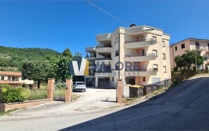 NOCERA UMBRA: APPARTAMENTO ULTIMO PIANO CON AMPIO GARAGE 