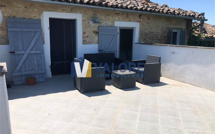 PORZIONE DI BORGO CON TERRAZZE E GIARDINO 