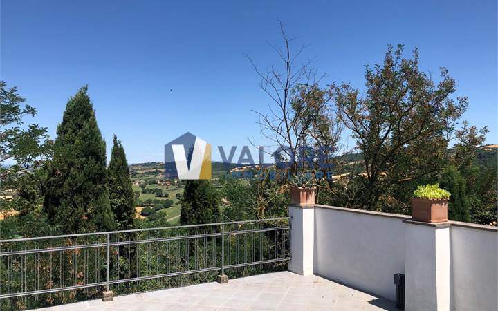 PORZIONE DI BORGO CON TERRAZZE E GIARDINO 