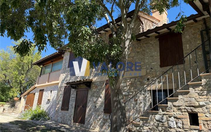 ASSISI - VIOLE: CASALE CON CORTE ESTERNA ESCLUSIVA 