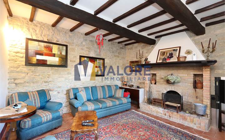 TODI - ASPROLI: CIELO TERRA CON GIARDINO